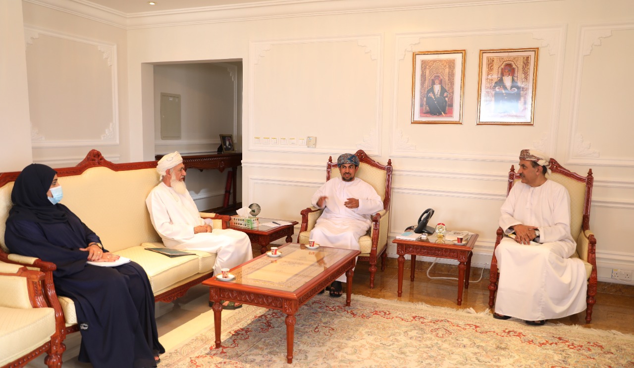 معالي الدكتور عبدالله بن ناصر الحراصي وزير الإعلام يستقبل أعضاء مجلس إدارة النادي الثقافي